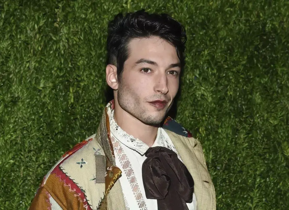 Imagem da notícia: Ezra Miller anuncia tratamento após série de polêmicas:' problemas complexos de saúde mental'