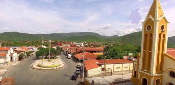 O antigo distrito se originou no contexto da seca vivenciada pelo sertão cearense, quando foi necessário construir um açude
