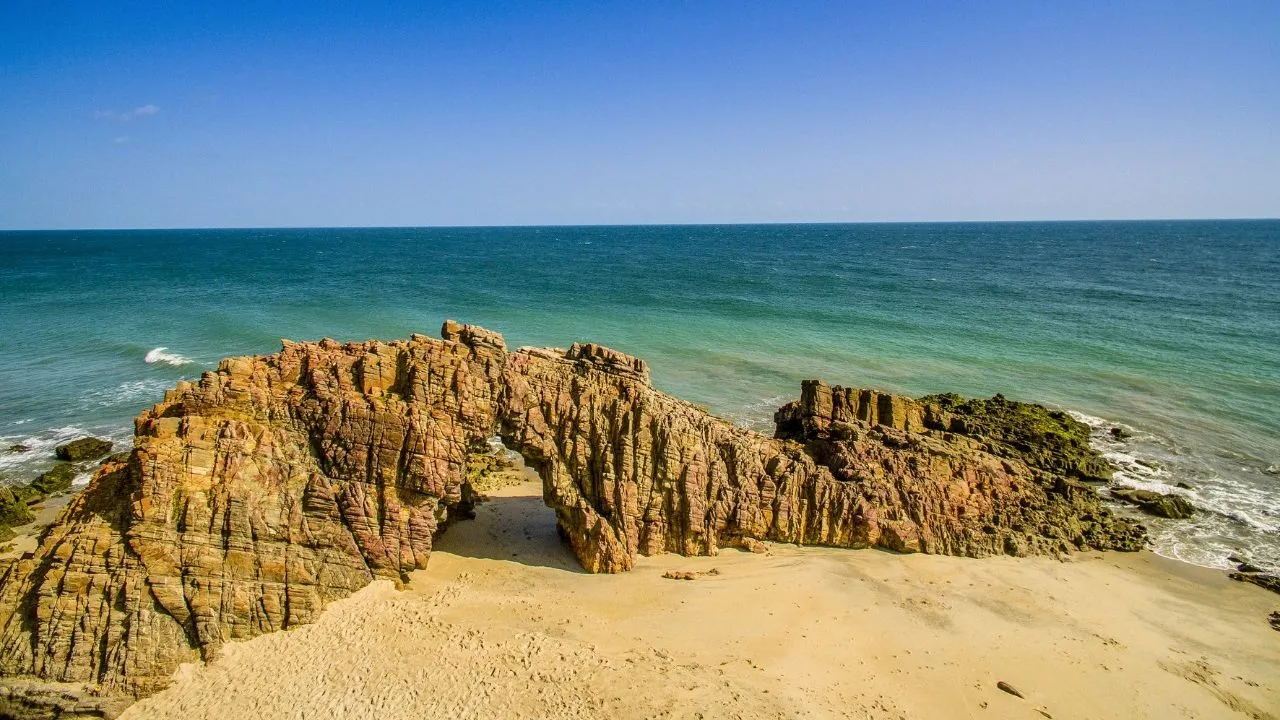 Pedra furada, no Parque Nacional de Jericoacoara