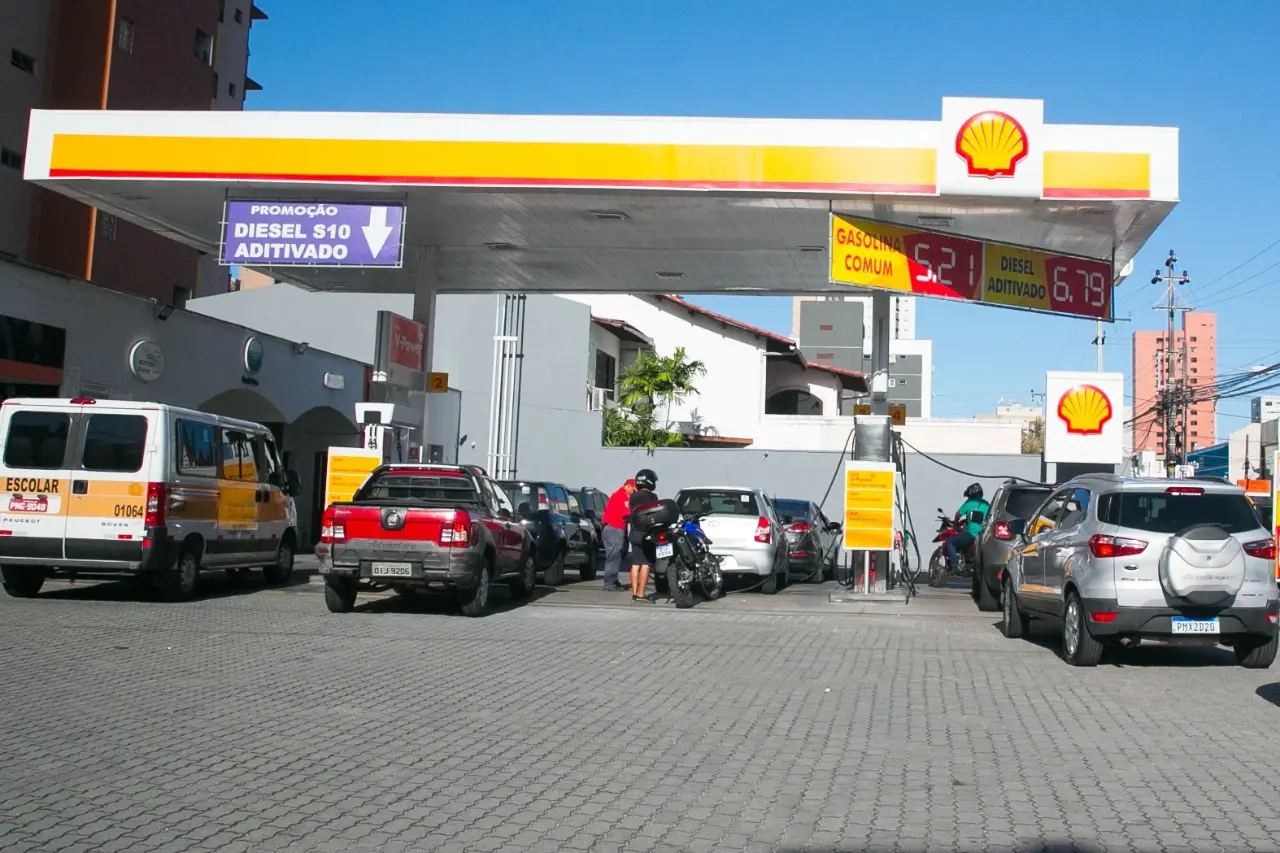 Imagem da notícia: Preço da gasolina vai cair ainda mais no Ceará? Veja quanto já baixou
