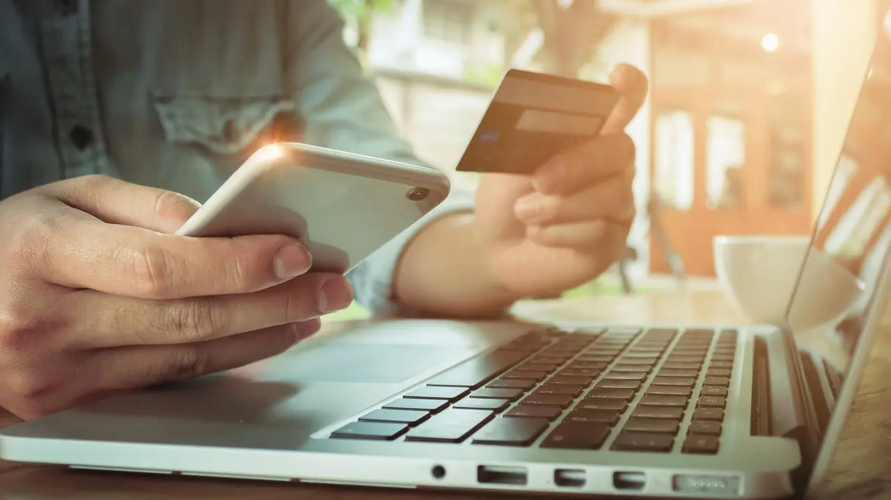 Imagem da notícia: Para economizar, consumidores trocam supermercados por compras online para itens de 1ª necessidade