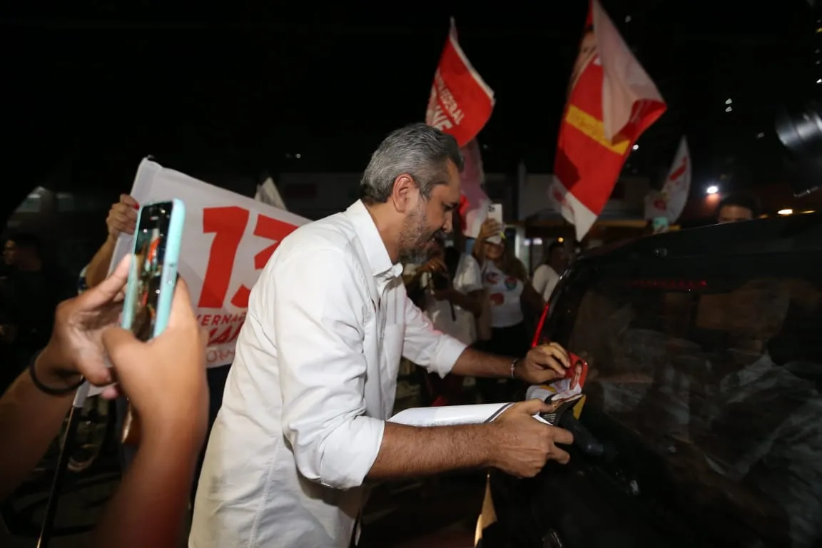 Elmano adesivou veículos em Fortaleza
