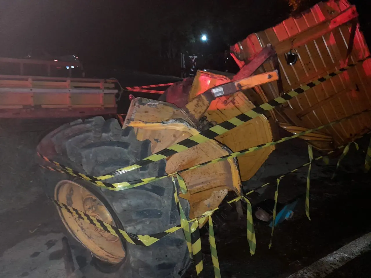 Imagem da notícia: Trator desgovernado é partido ao meio após colidir contra micro-ônibus no Cariri