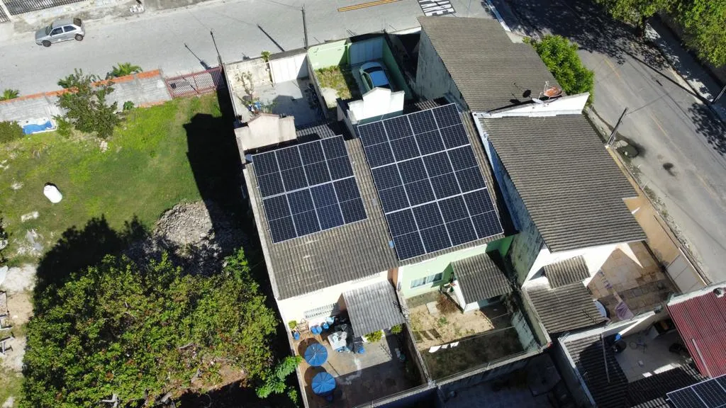 Sistema fotovoltaico instalado na casa de Nayara foi financiado no início deste ano