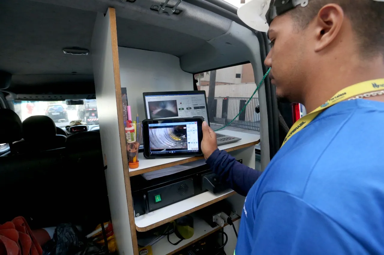 Os agentes de limpeza usam as informações de equipamento para direcionar o trabalho de limpeza das galerias pluviais