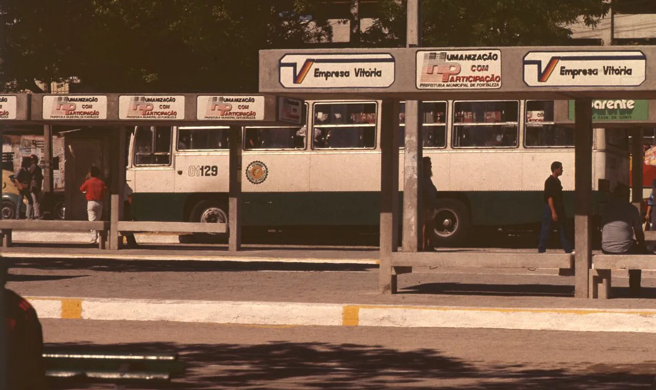 Na década de 1990, a Praça da Estação abrigada uma série de pontos de ônibus que atravessavam vários bairros de Fortaleza