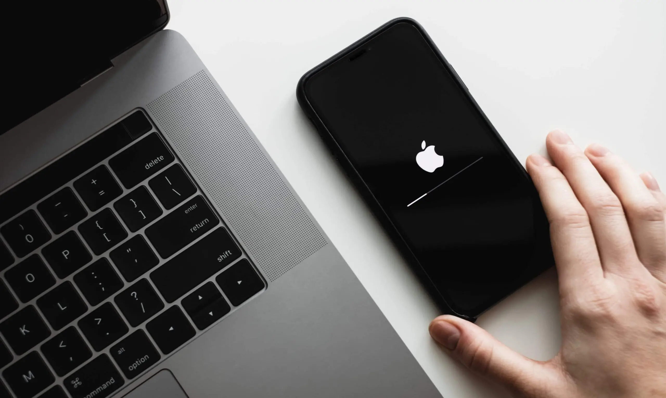 Imagem da notícia: Apple alerta para falha que permite controlar iPhones e Macs; saiba como se proteger