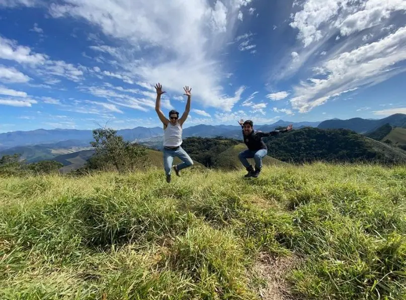 Imagem da notícia: Mateus Solano e Marcelo Adnet adquirem terreno em Minas Gerais: 'para nossos filhos plantarem'