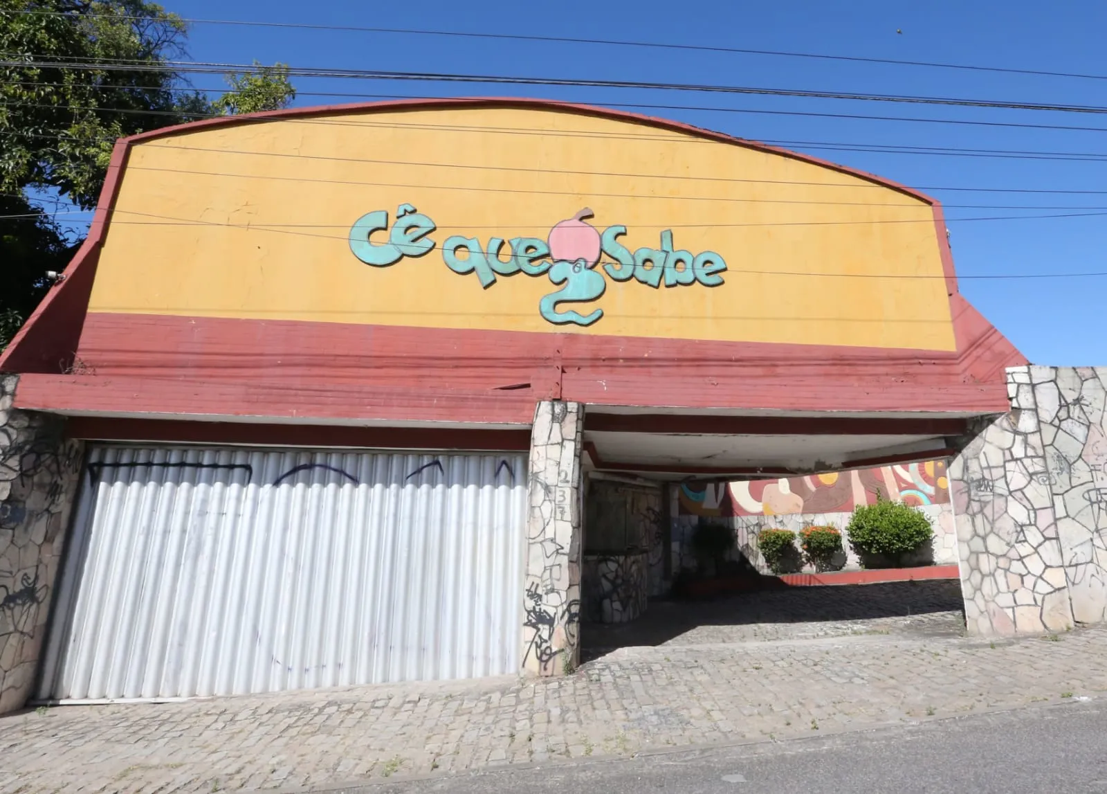 Fachada atual do motel, que trocou de proprietário há 16 anos.