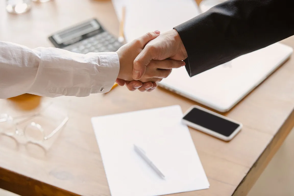 O Contrato Social deve conter as informações sobre a sociedade, como os dados cadastrais dos sócios até direitos e deveres de cada um
