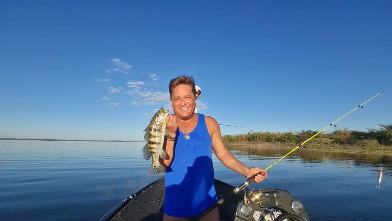 Imagem da notícia: Leonardo come piranha crua durante pescaria no Pantanal