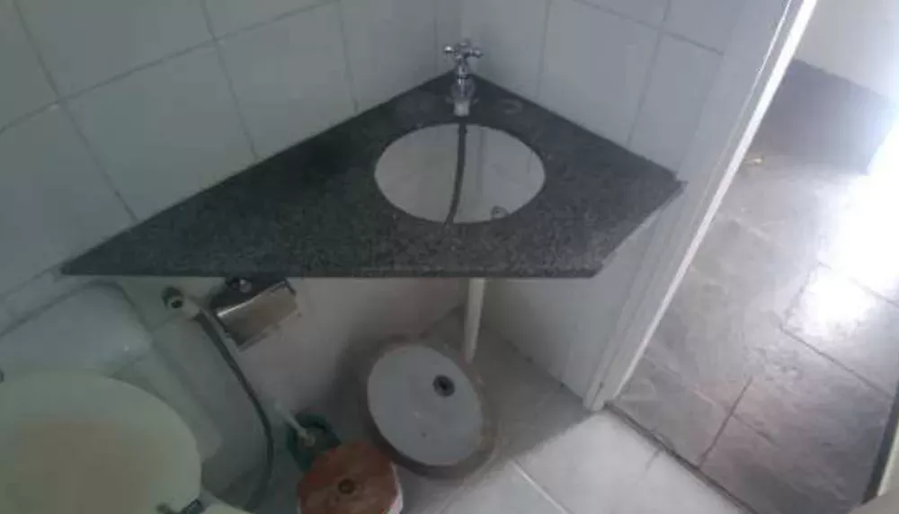 Pia aparece em chão de banheiro