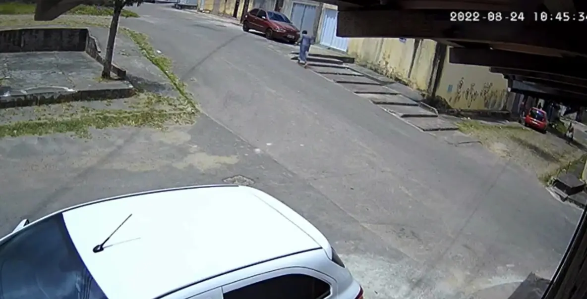 Imagem da notícia: Mulher agride assaltante e evita roubo aos gritos em Fortaleza: 'sem vergonha'
