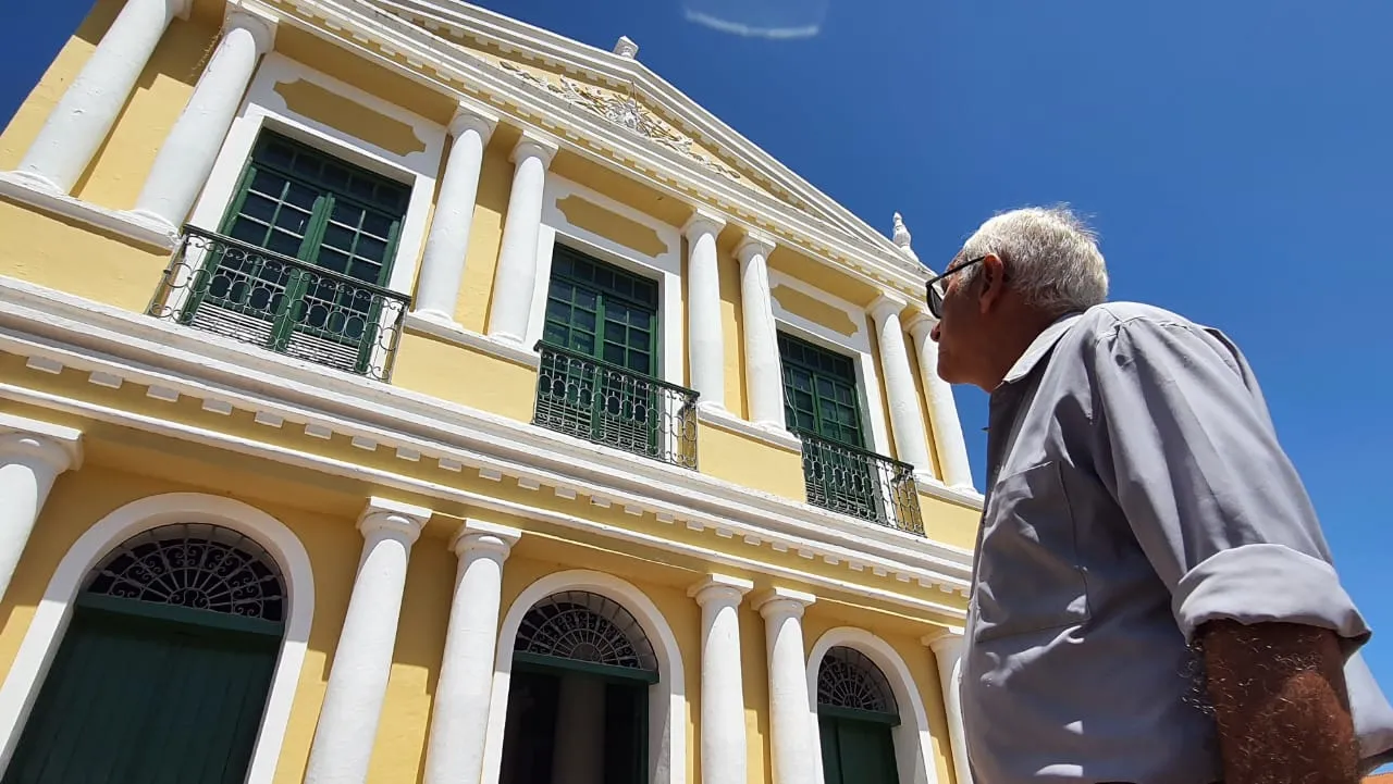 O Teatro carrega características do neoclassicismo com harmonia em sua geometria e destaque para cores claras e simples