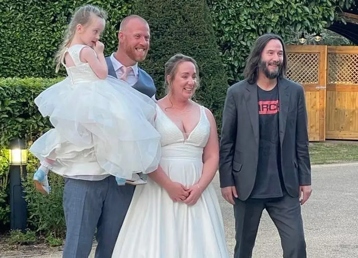 Imagem da notícia: Keanu Reeves aparece em casamento após ser convidado por noivo em bar de hotel no Reino Unido