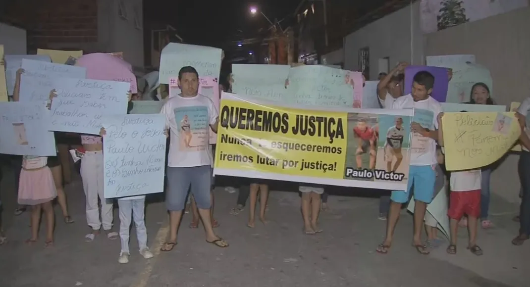 Familiares e amigos protestaram contra morte de jovem