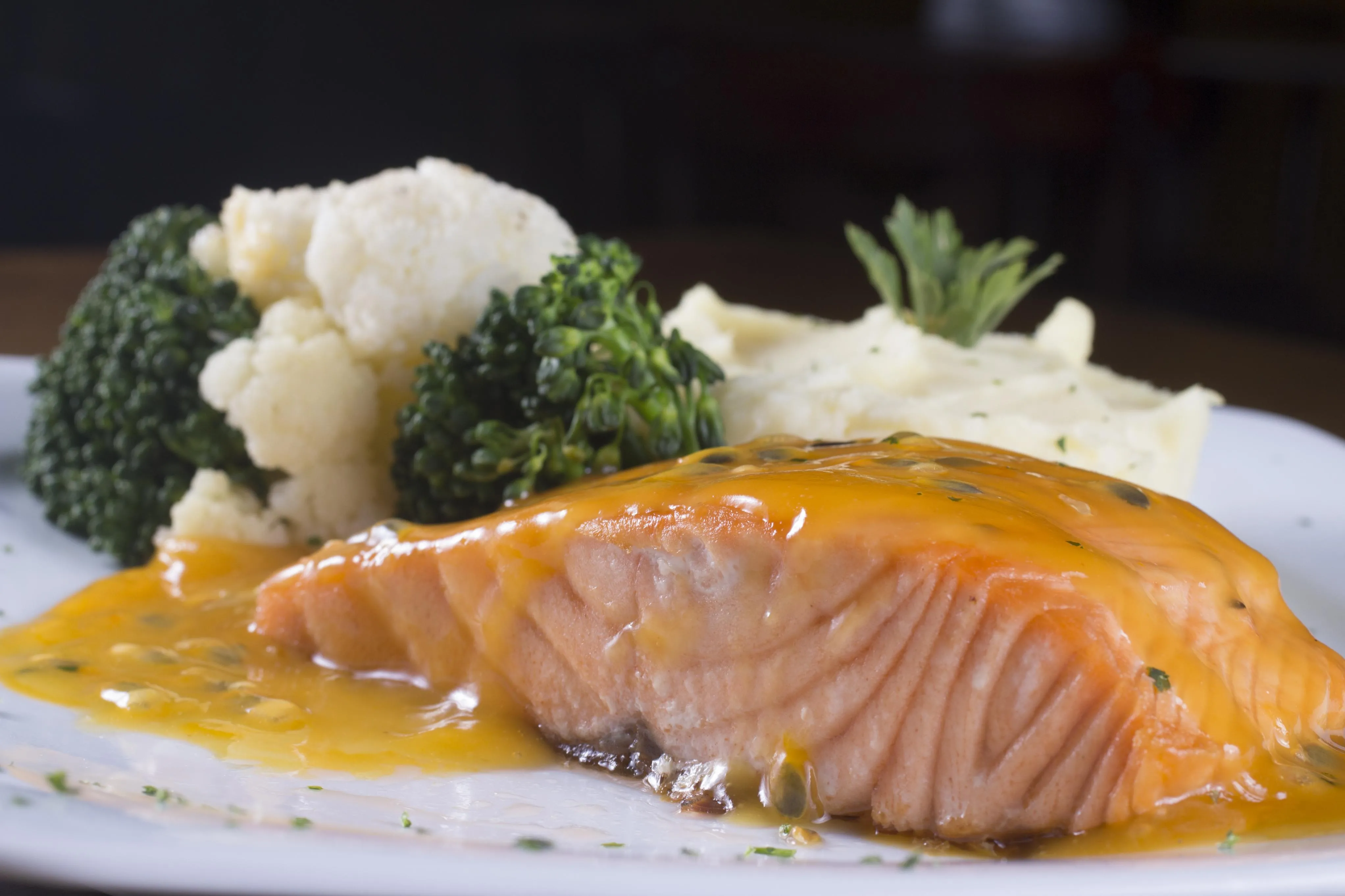 Salmão precisa ser regado com molho quente, limão e azeite