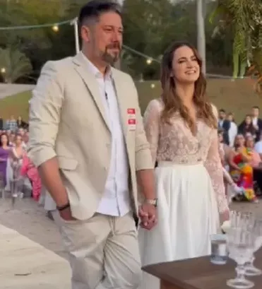 O casal de jornalistas se conheceu nos bastidores do programa 'Bem-Estar', na TV Globo. Atualmente, ambos trabalham na CNN Brasil.