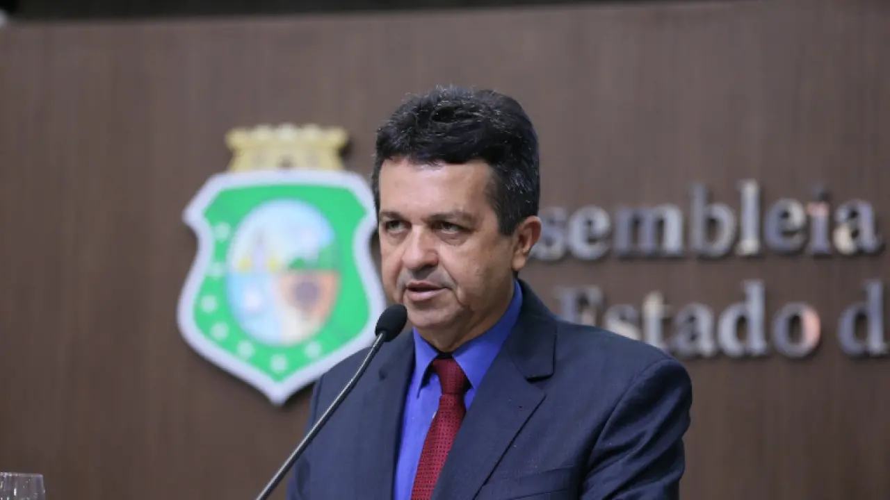 Imagem da notícia: PDT pune deputado do Ceará por suposta propaganda para candidatos do PT