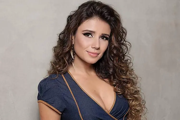 Imagem da notícia: Após acidente de carro, Paula Fernandes segue normalmente com shows