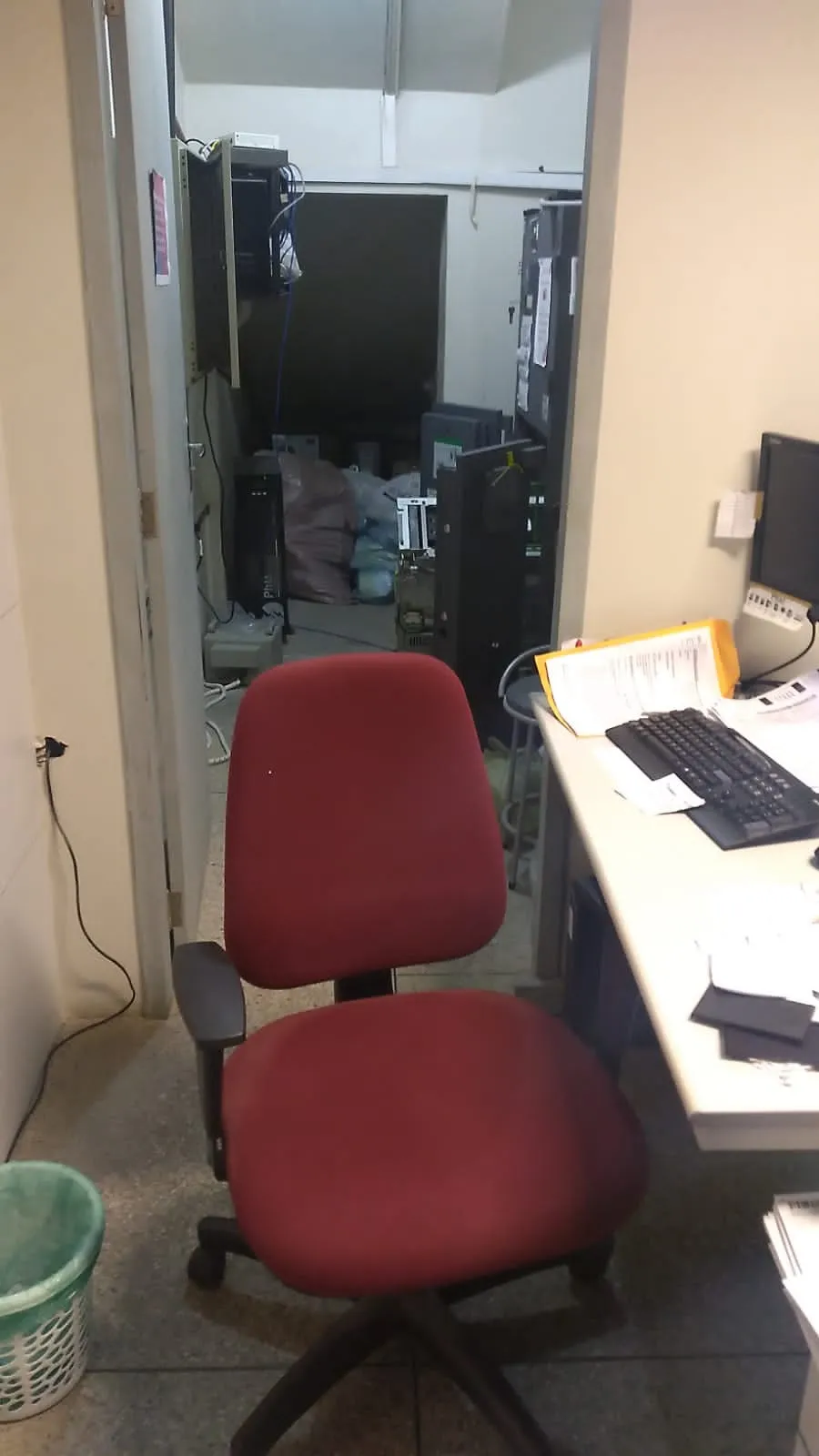Os homens levaram dinheiro de uma sala da instituição financeira