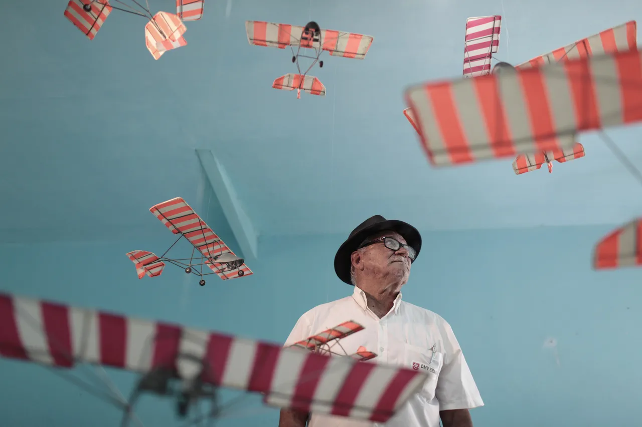 Há outros mestres com suas casas abertas na região do Cariri e que você pode conhecer também na exposição da Estação. O Mestre Françuli, por exemplo, expõe seus aviões em Potengi