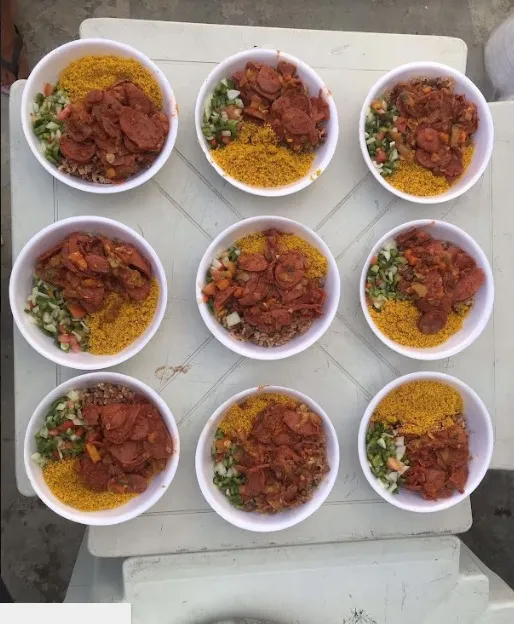Quentinhas produzidas em uma das cozinhas comunitárias do Grande Bom Jardim
