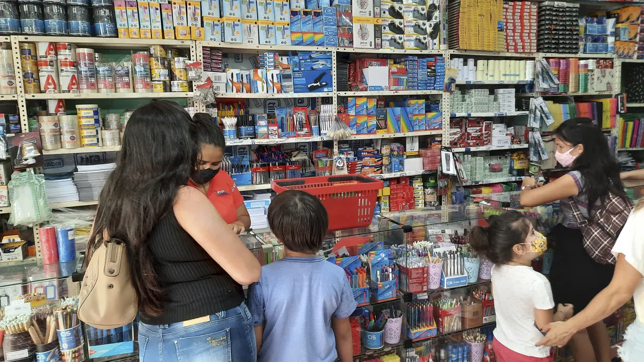 Imagem da notícia: Vale a pena comprar material escolar com antecedência? Veja dicas para economizar 