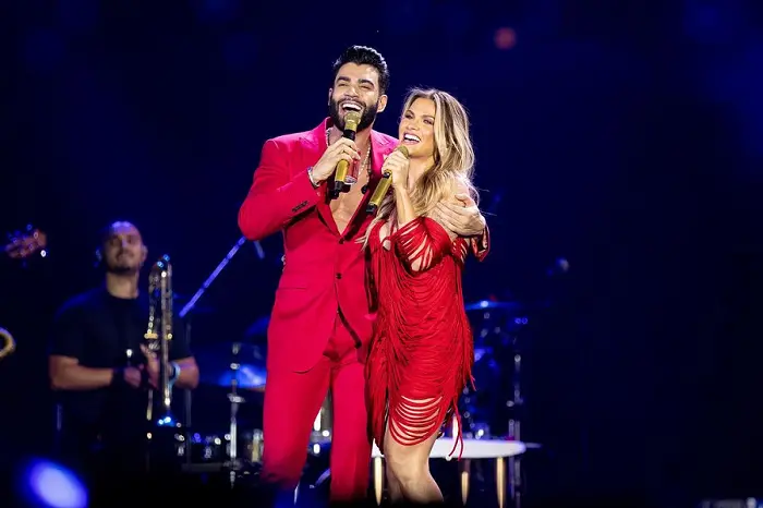 Imagem da notícia: Gusttavo Lima comemora 33 anos durante show e recebe Andressa Suita e filhos no palco 