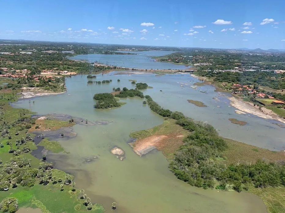 A Lagoa da Precabura se forma a partir do leito do rio Coaçu, um afluente do Cocó, e recebe água também da UC das Dunas da Sabiaguaba