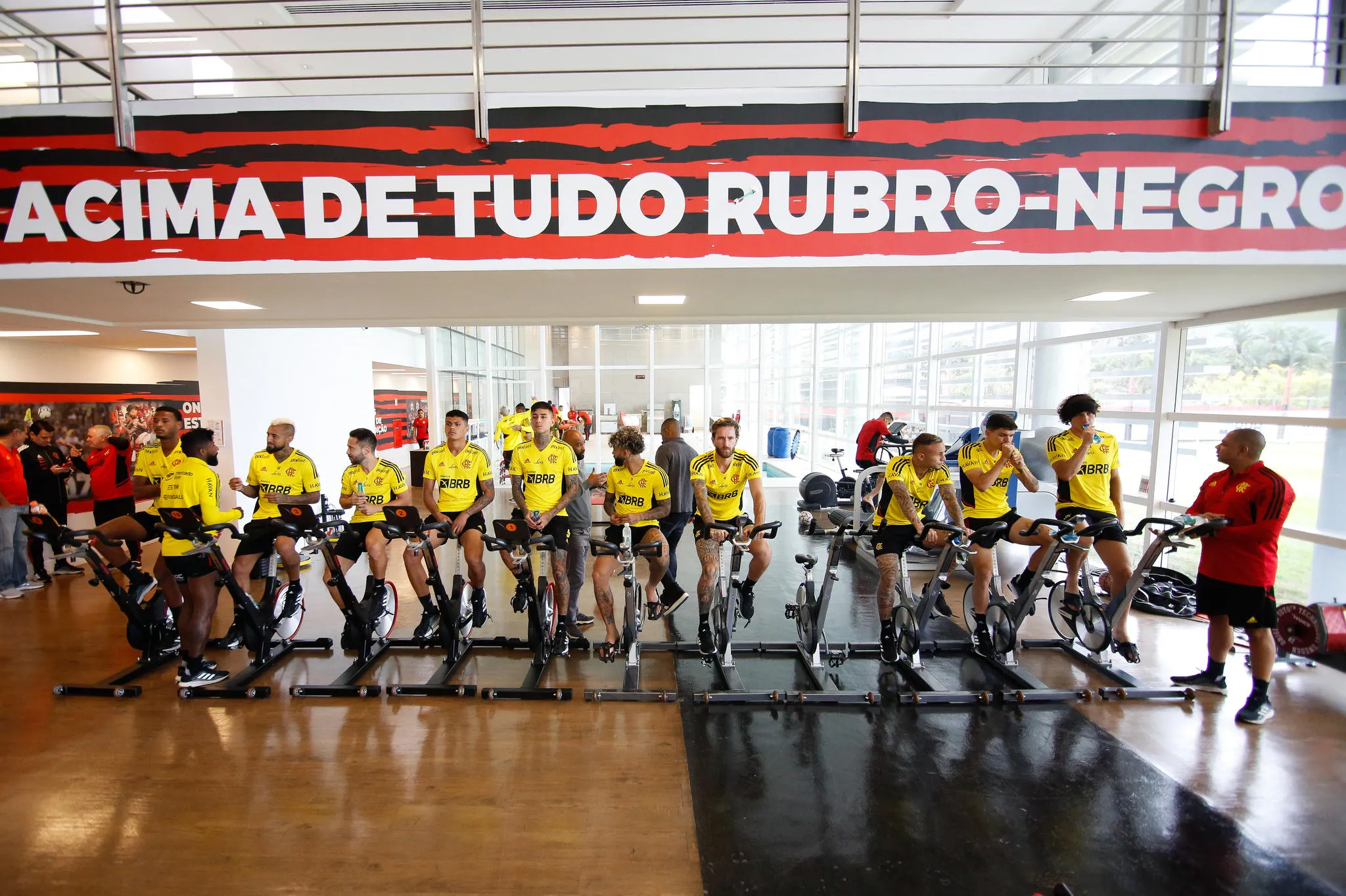 Gabriel Barbosa realizou atividades na academia na reapresentação do Flamengo nesta segunda-feira (5)