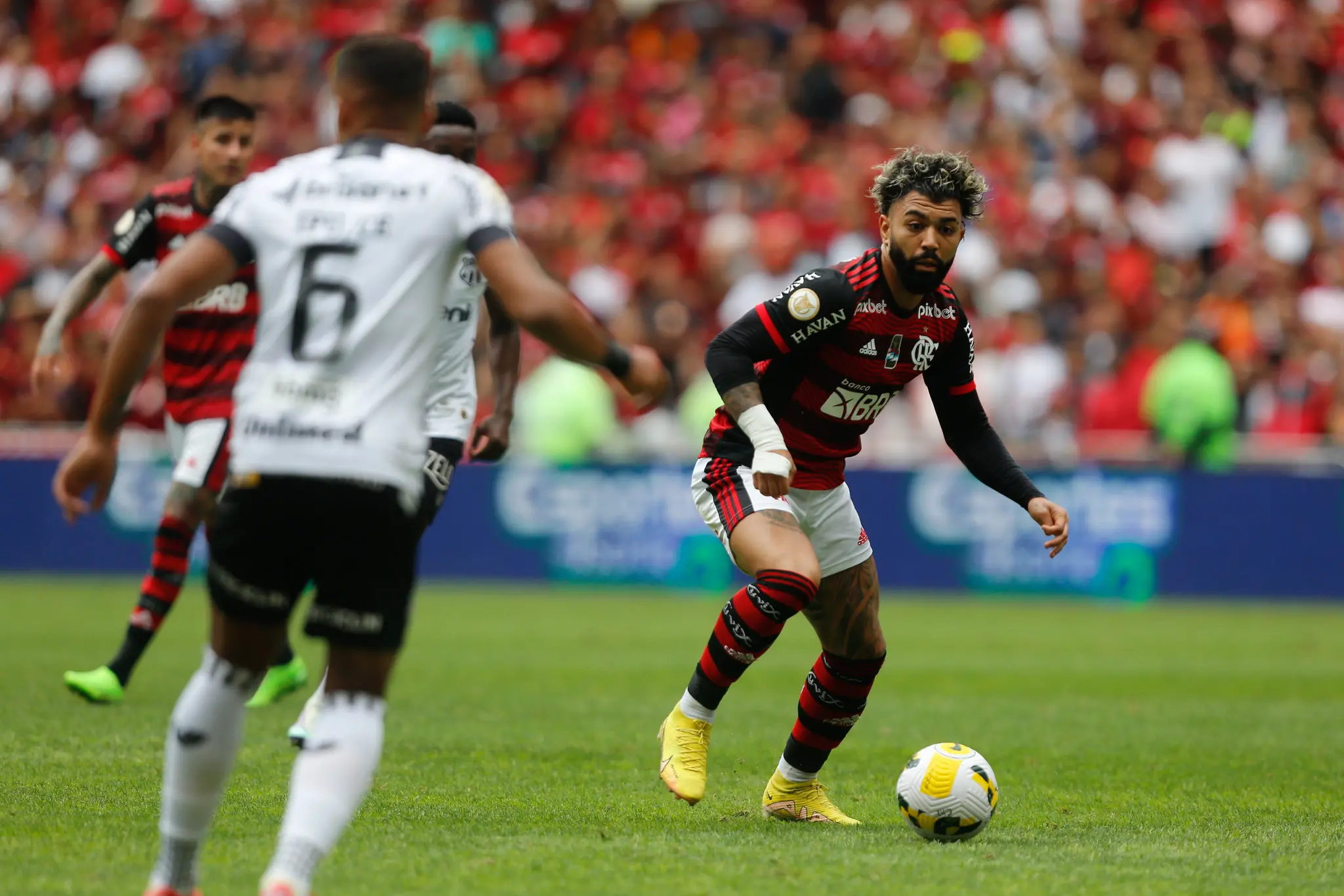 Imagem da notícia: Gabigol se envolve em confusão no Rock in Rio após ser expulso de jogo, diz colunista