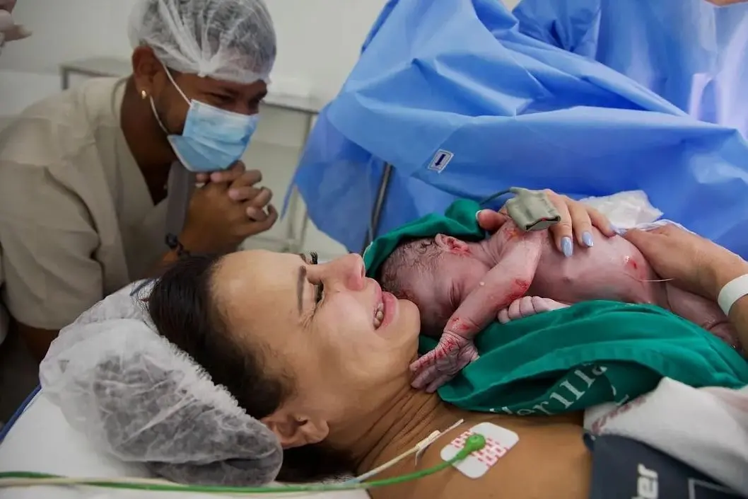 Imagem da notícia: Viviane Araújo publica primeiras fotos do filho Joaquim nas redes sociais