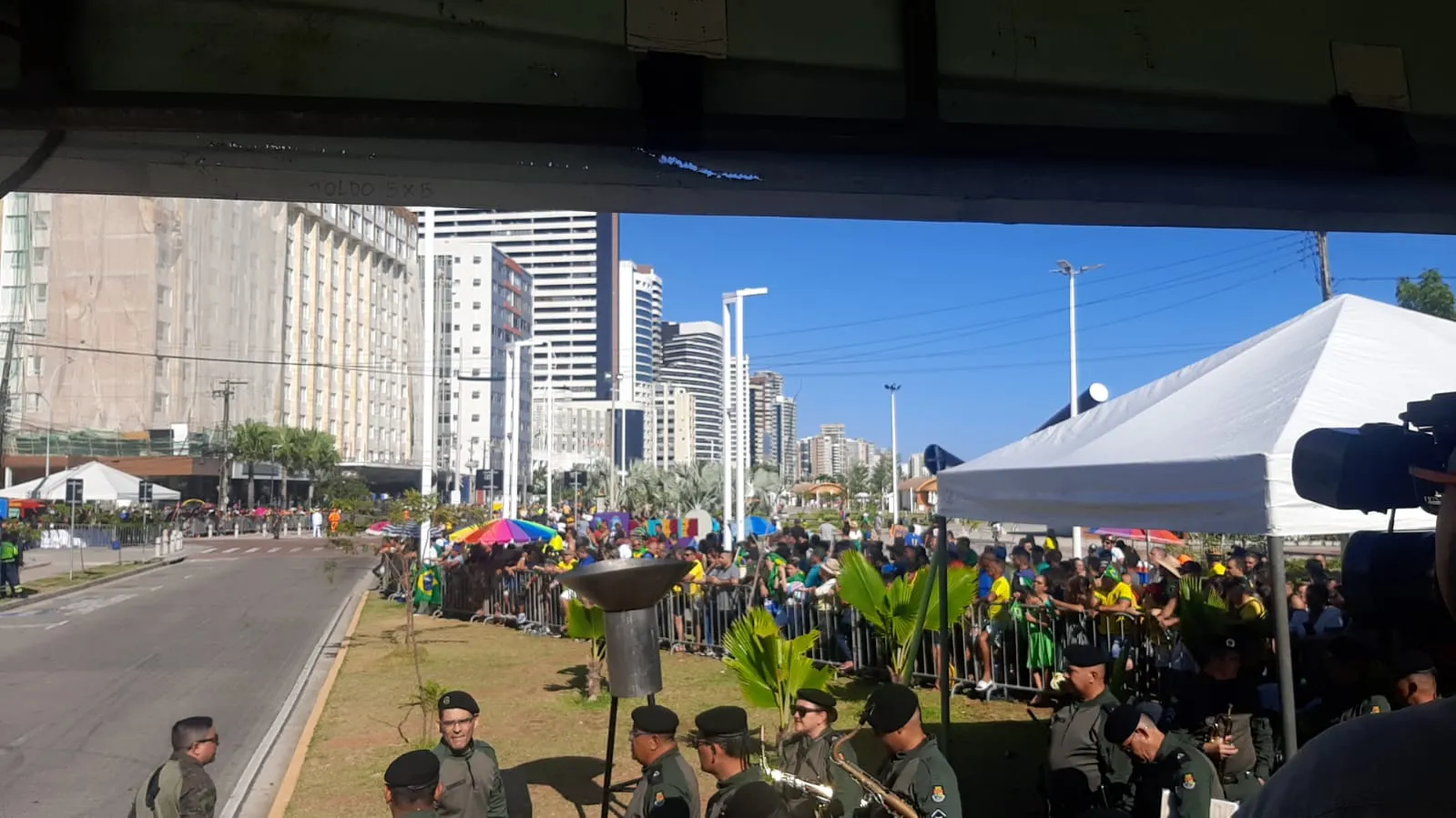 Desfile estava previsto para começar às 7h45, mas registra atrasos
