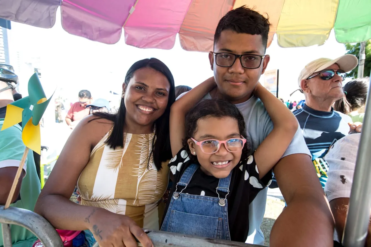 Os empresários Edson de Castro, de 29 anos, e Renaria de Souza, de 29 anos, levaram a filha Laila Rebeca, de 6 anos, para assistir ao desfile pela primeira vez. A pequena disse estar empolgada para ver os “soldados passarem”