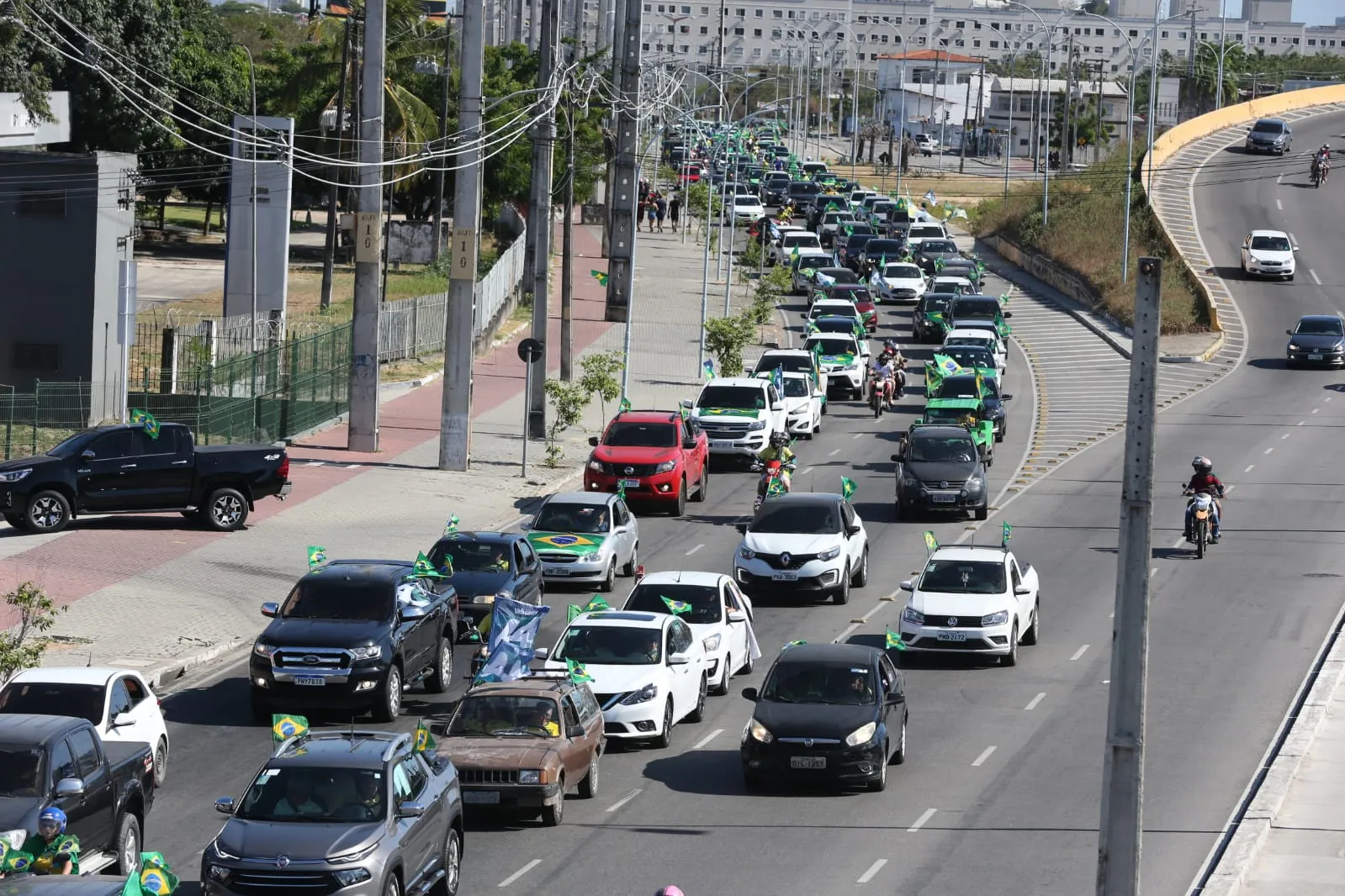 Carreata pró-Bolsonaro saiu do entorno do estádio Castelão e seguiu em direção a Praça Portugal, no bairro Aldeota