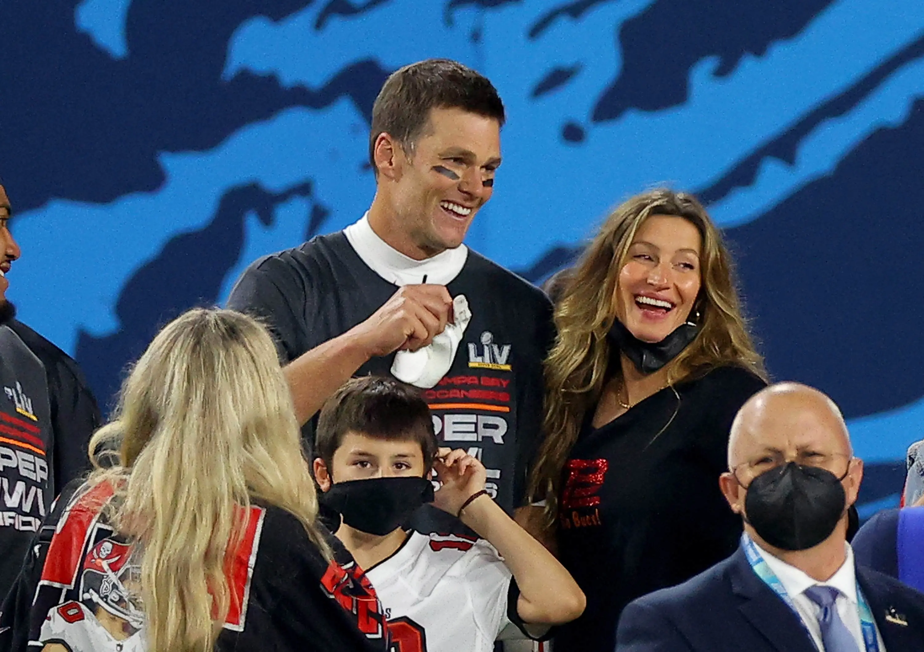 Imagem da notícia: Fãs de Gisele Bündchen criticam jornal que descreve modelo como 'brasileira de cabeça quente'