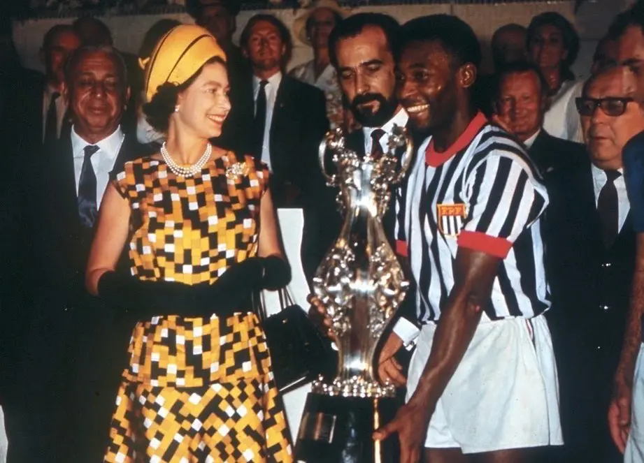 Imagem da notícia: Pelé lamenta morte de Rainha Elizabeth e relembra encontro no Brasil