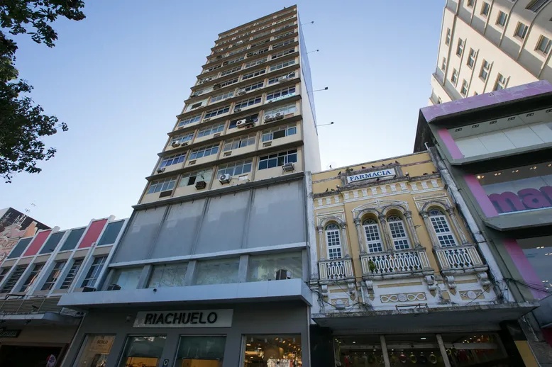 Hoje, Edifício Lobrás deu lugar ao Cine Majestic, que encerrou as atividades no fim da década de 1960.