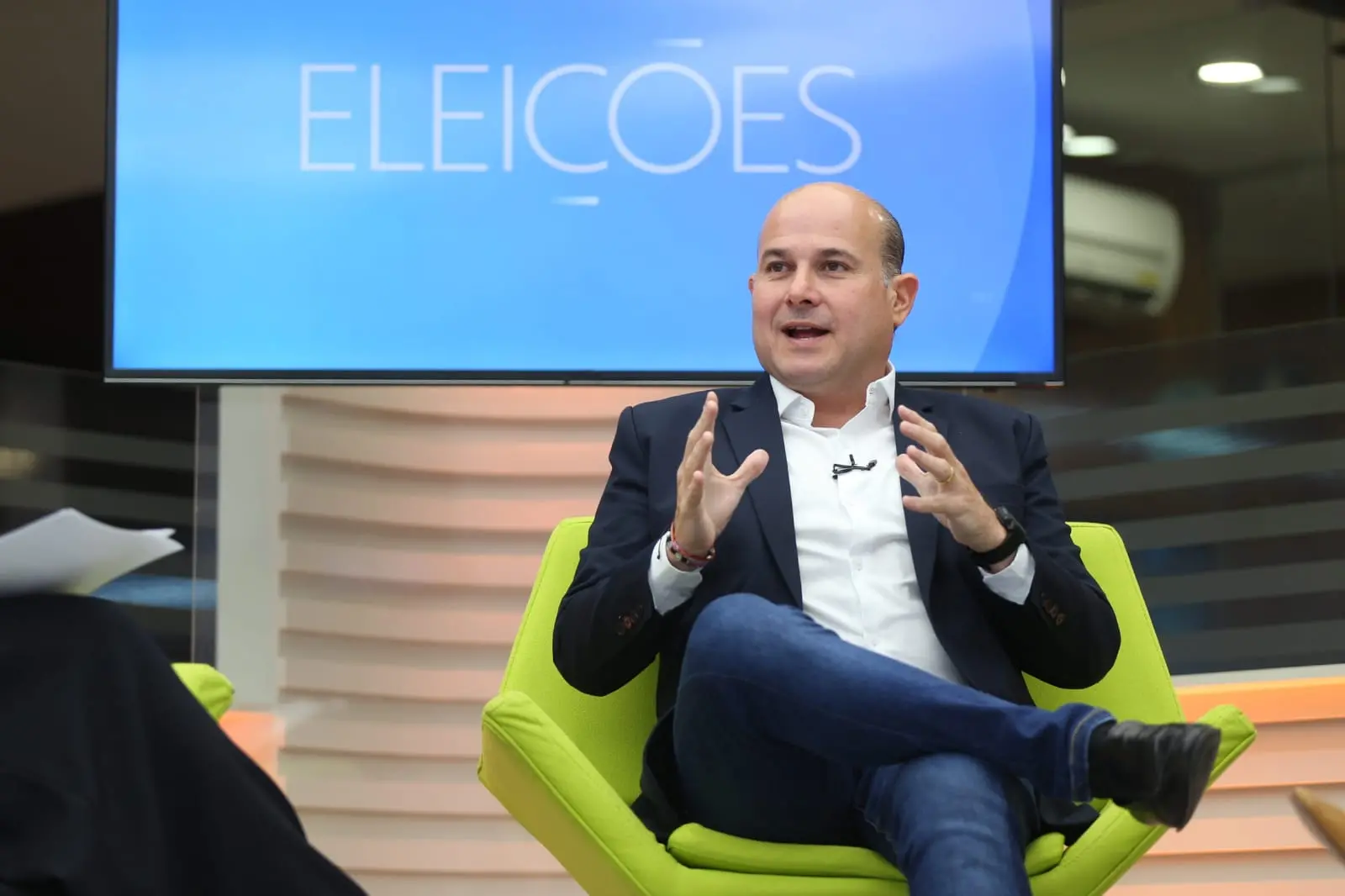 Imagem da notícia: Roberto Cláudio promete criar 68 usinas de energia solar para pagar conta de famílias carentes