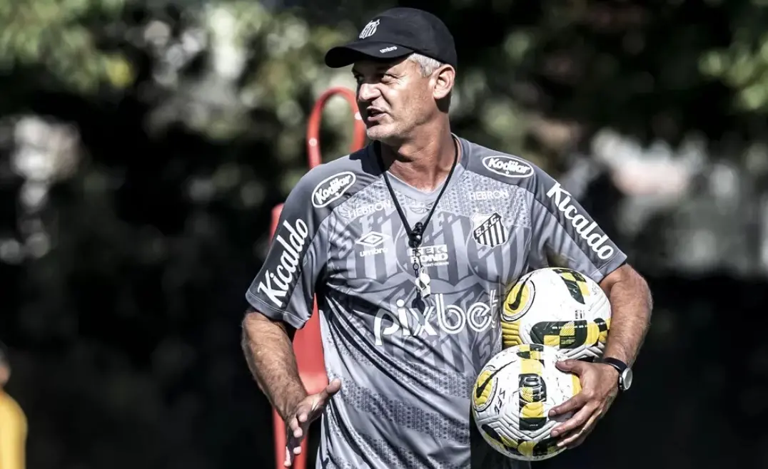 Imagem da notícia: Lisca joga contra pedido dos treinadores por mais tempo e continuidade de trabalho