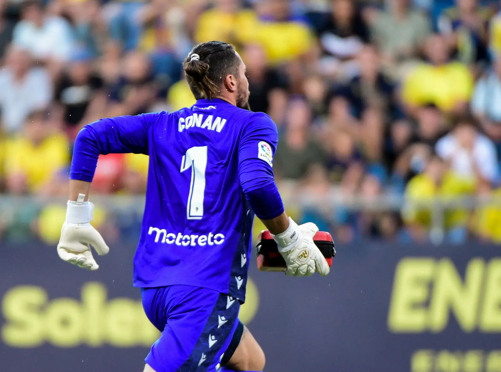 Imagem da notícia O ato heroico na Espanha: goleiro entrega desfibrilador para salvar torcedor com parada cardíaca