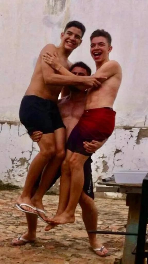 A alegria de Felipe e Davi nos braços do tio