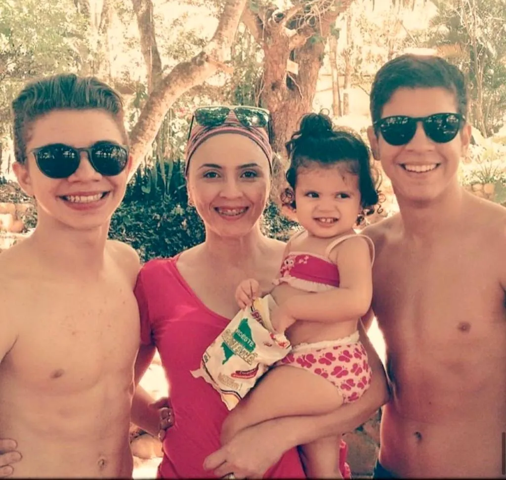 Guta  com os filhos Davi, Eva e  Felipe