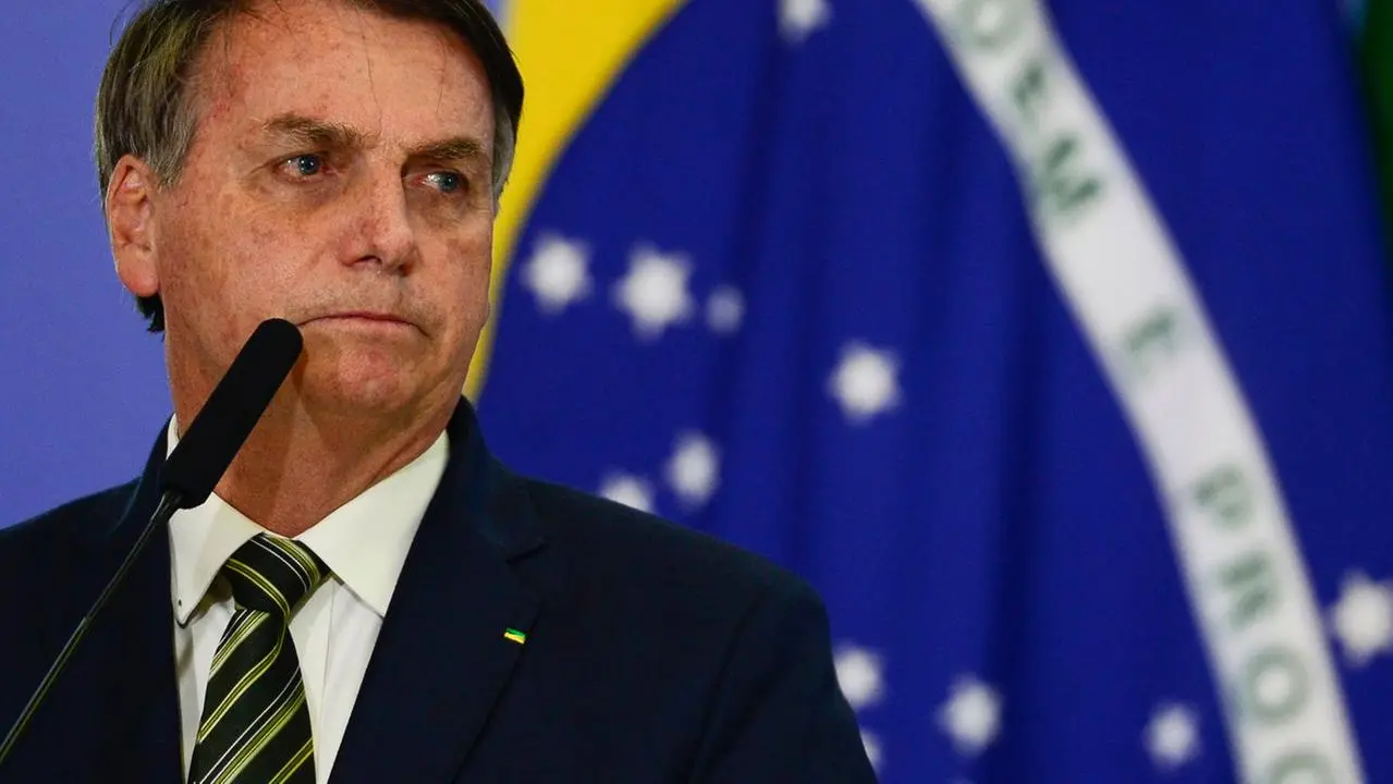 Imagem da notícia: Bolsonaro diz que caso não seja reeleito irá 'passar a faixa' e 'se recolher'