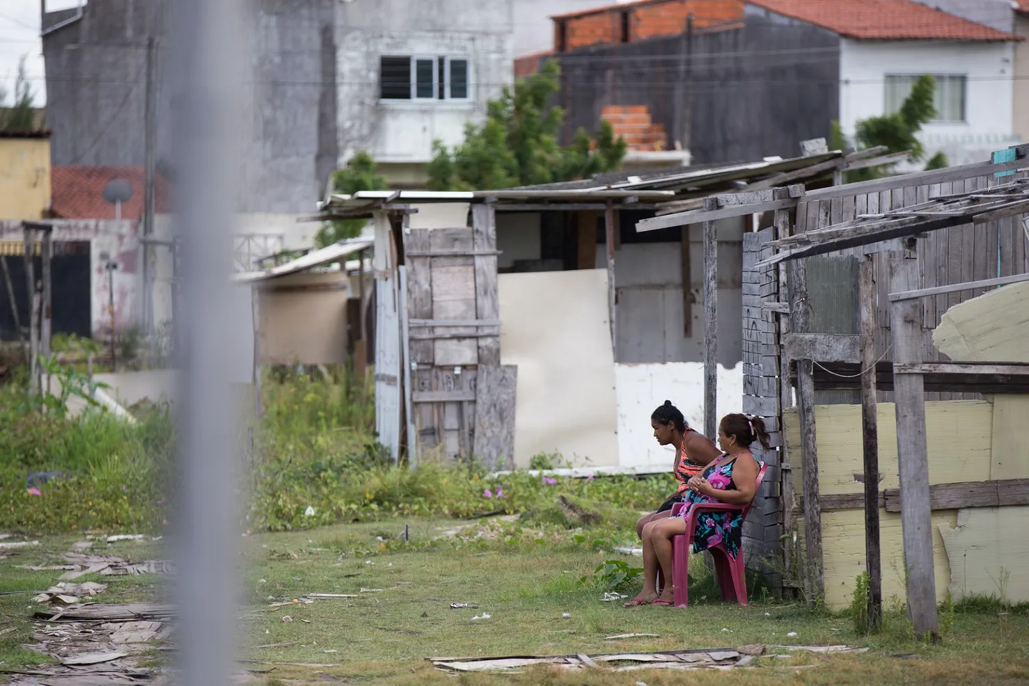 Sem condições de arcar com aluguel alto, famílias recorrem a opções mais baratas ou mesmo a ocupações.