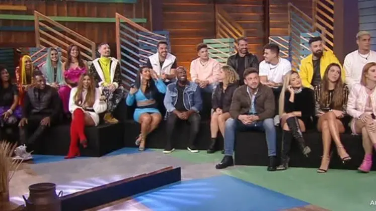 Imagem da notícia: Deolane, Pétala, Deborah e Thomaz formaram grupo antes de entrarem na A Fazenda 14, diz colunista 