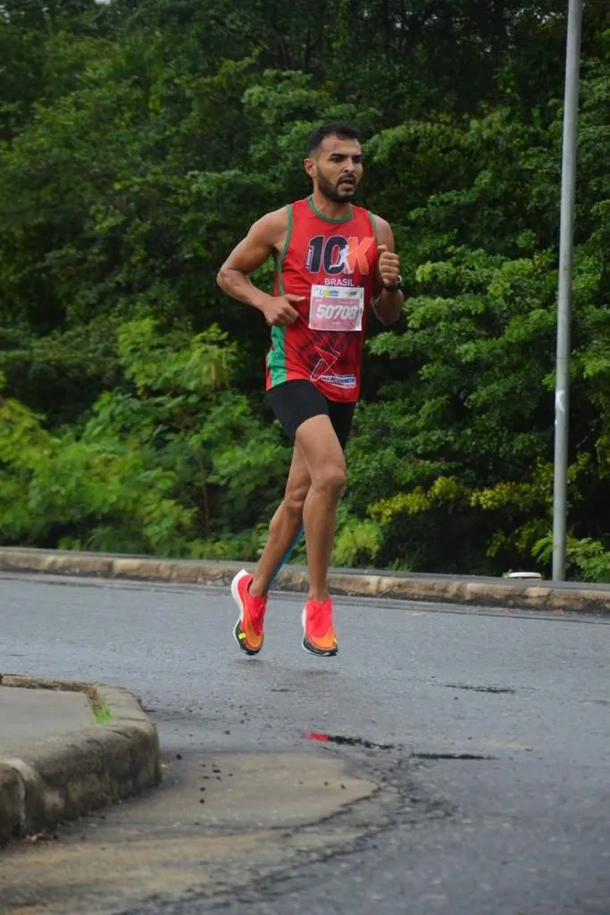 O farmacêutico Luann Medeiro hoje é maratonista