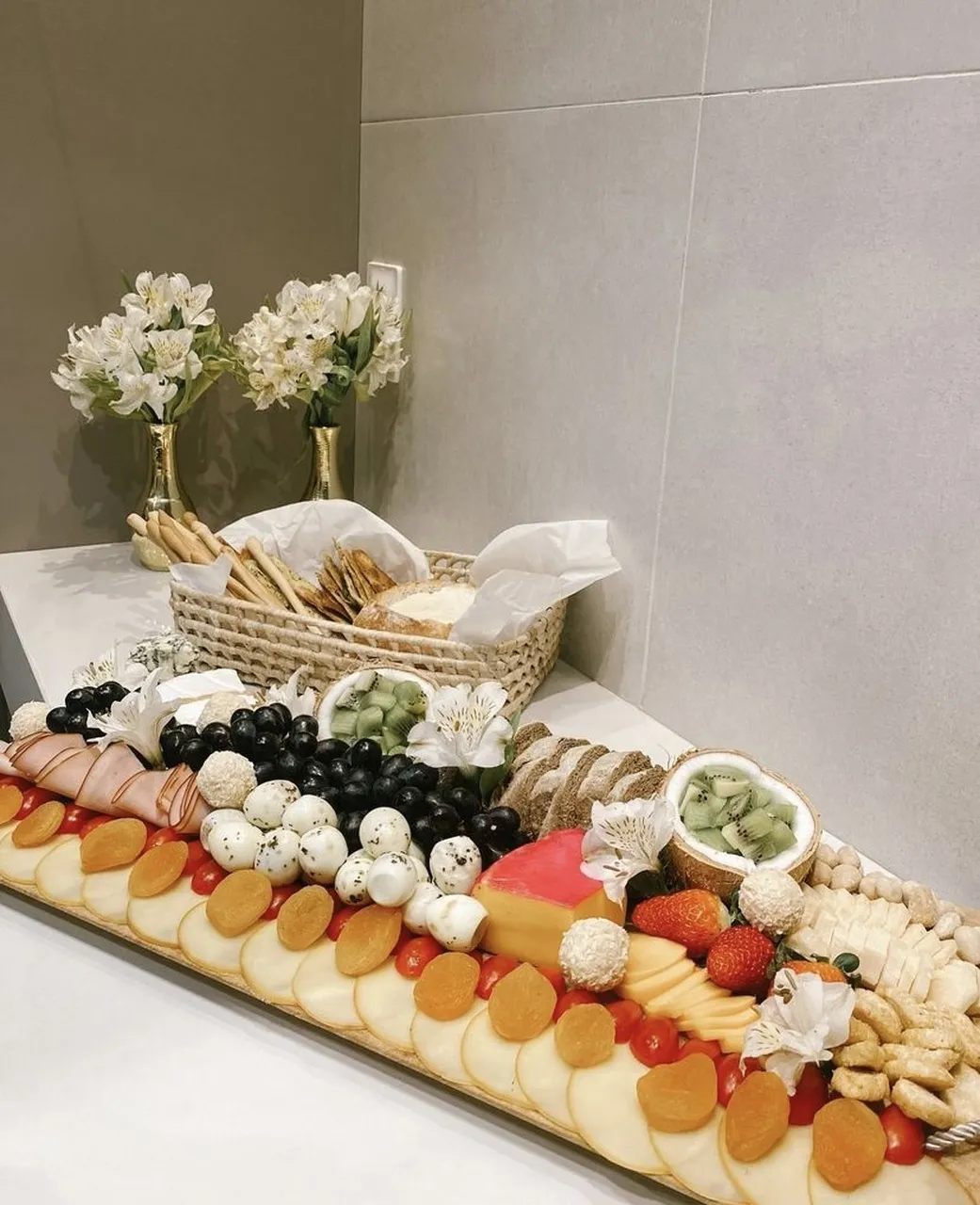 Frutas como uva, morango, kiwi e tangerina são uma boa pedida para dispor na tábua