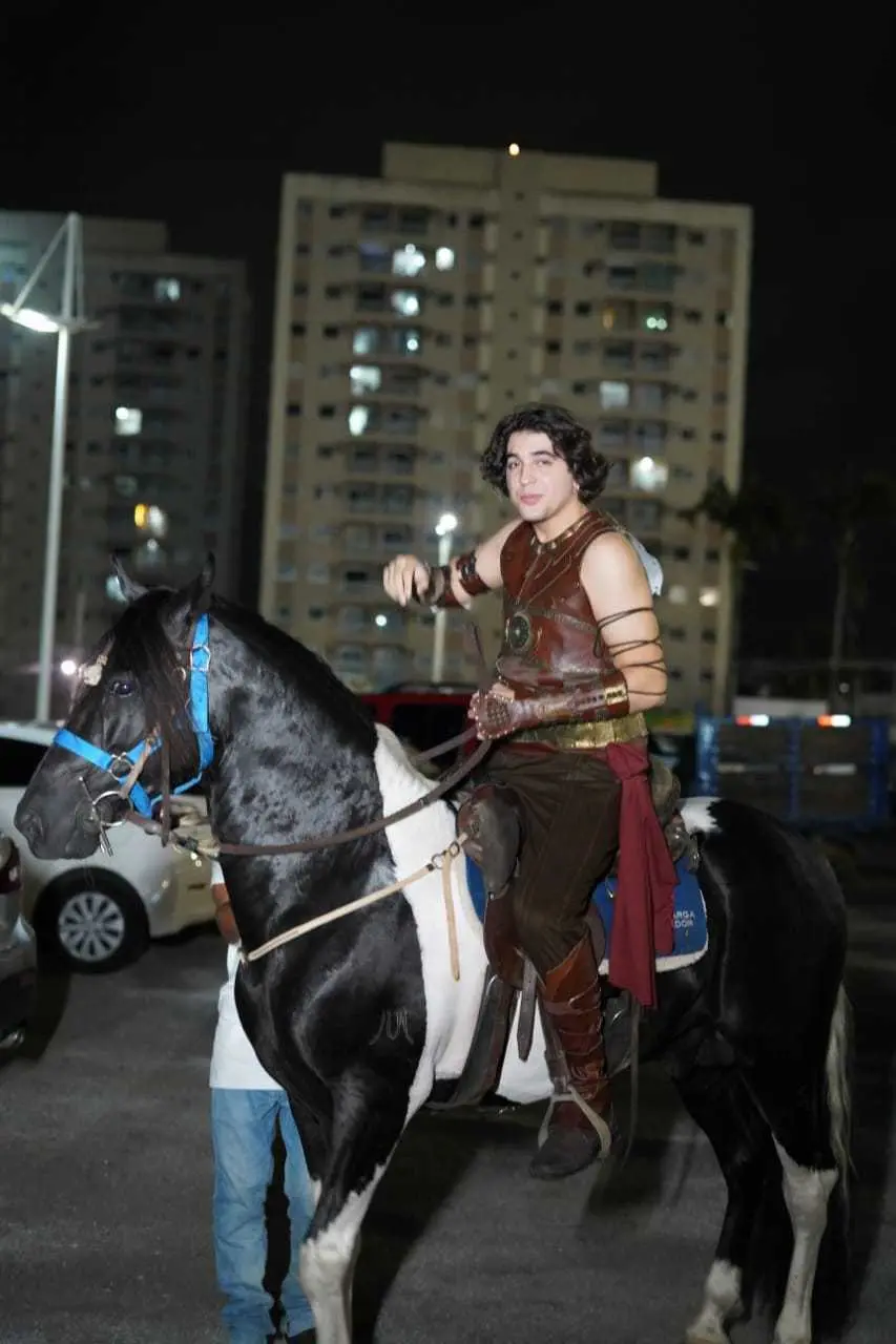 Imagem da notícia: Nattan chega montado a cavalo, e Gkay prateada no Aviões Fantasy; veja fantasias